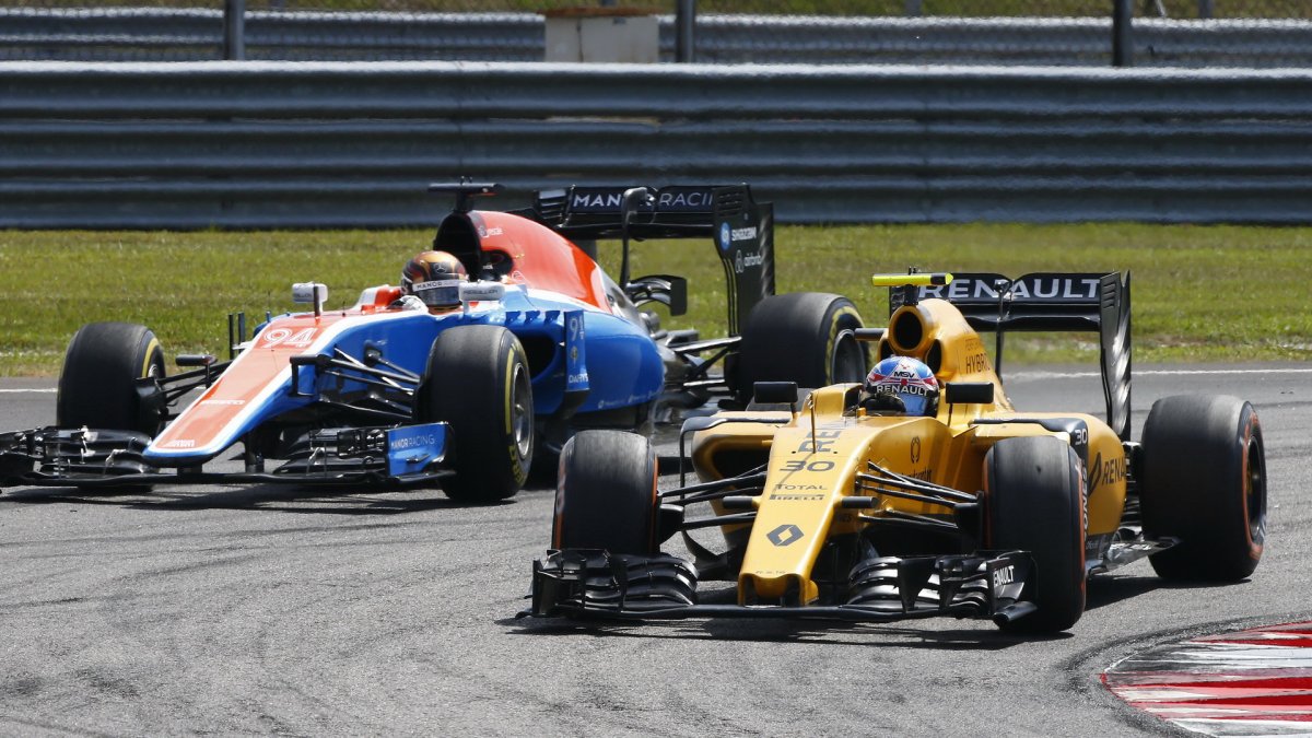 Jolyon Palmer a Pascal Wehrlein v závodě v Malajsii