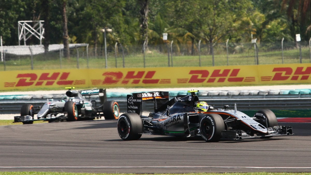 Sergio Pérez a Nico Rosberg v závodě v Malajsii