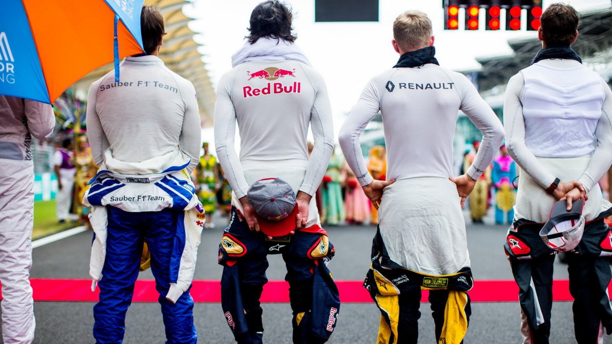 Jezdci před zahájením závodu v Malajsii