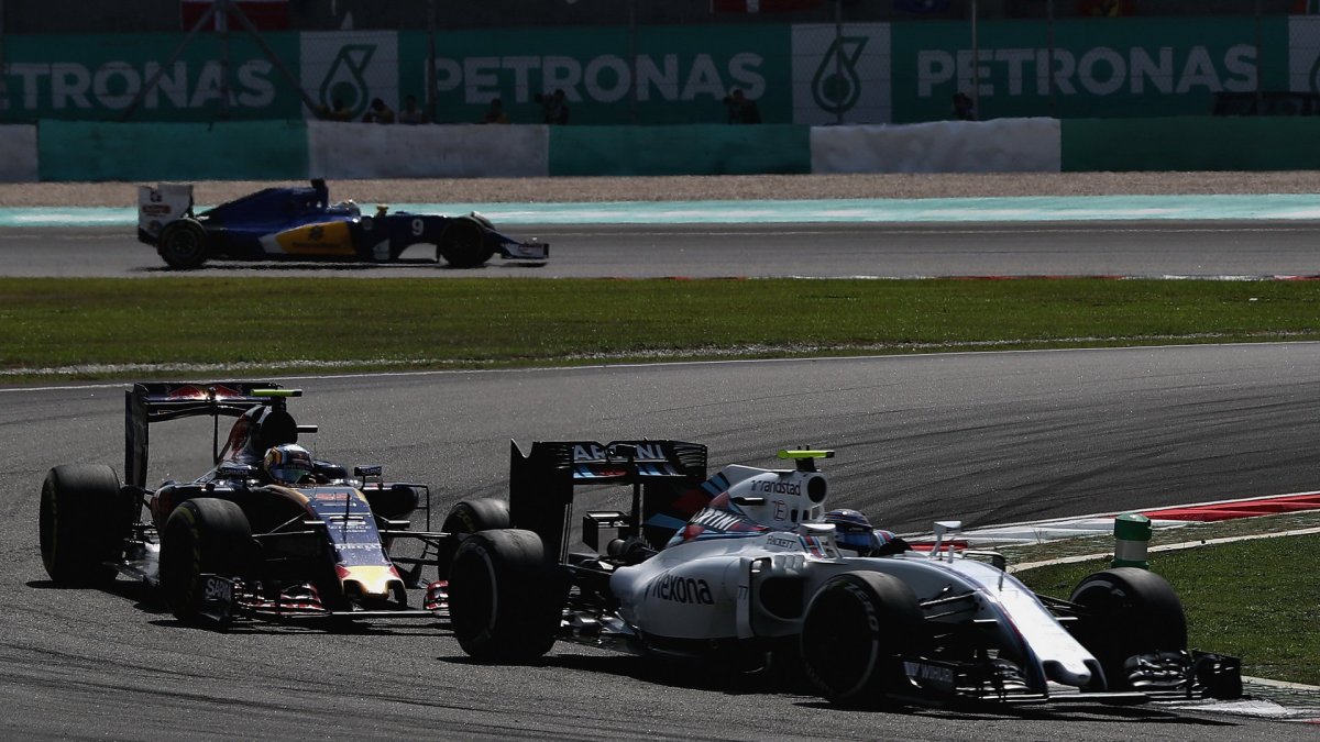 Valtteri Bottas a Carlos Sainz v závodě v Malajsii