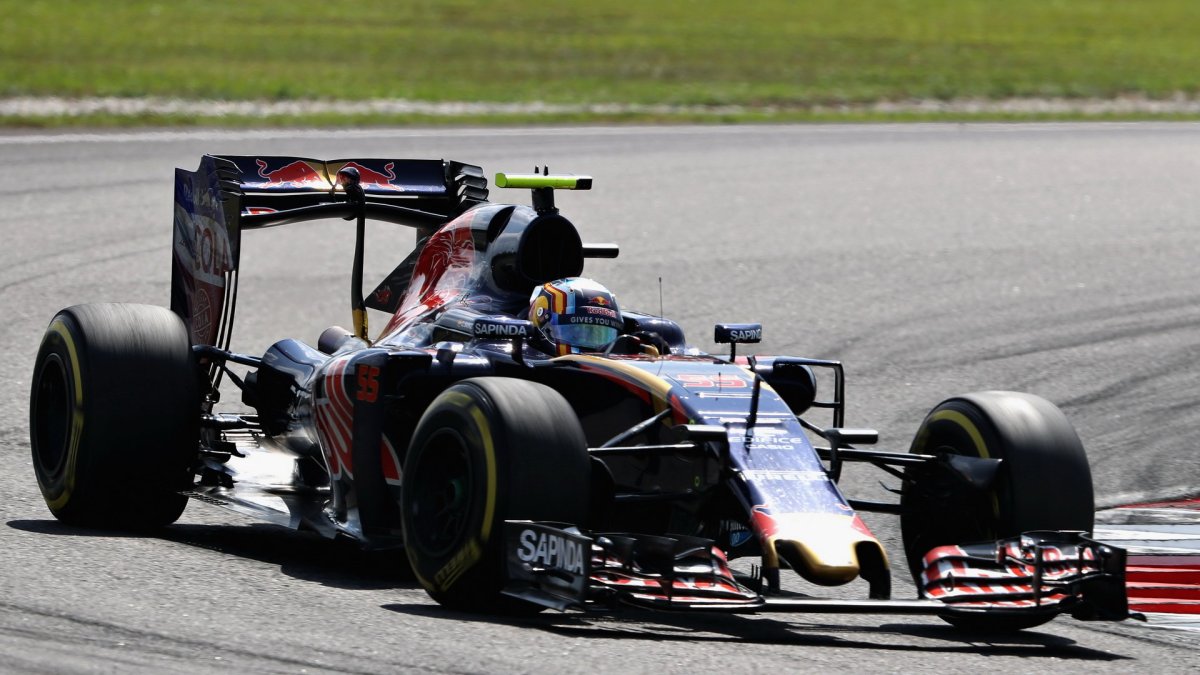 Carlos Sainz v závodě v Malajsii