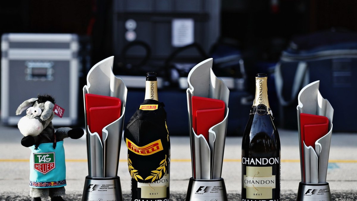 Poháry vítězného týmu Red Bull v Malajsii