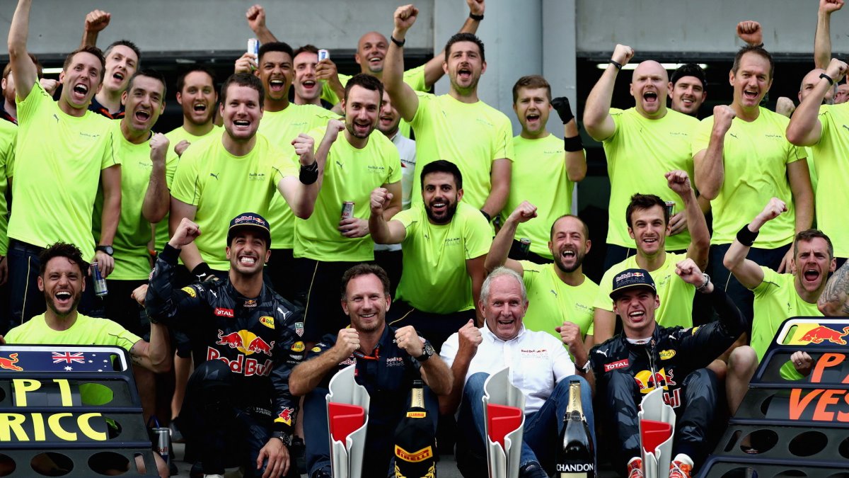 Oslavy týmu Red Bull z vítězství po závodě v Malajsii