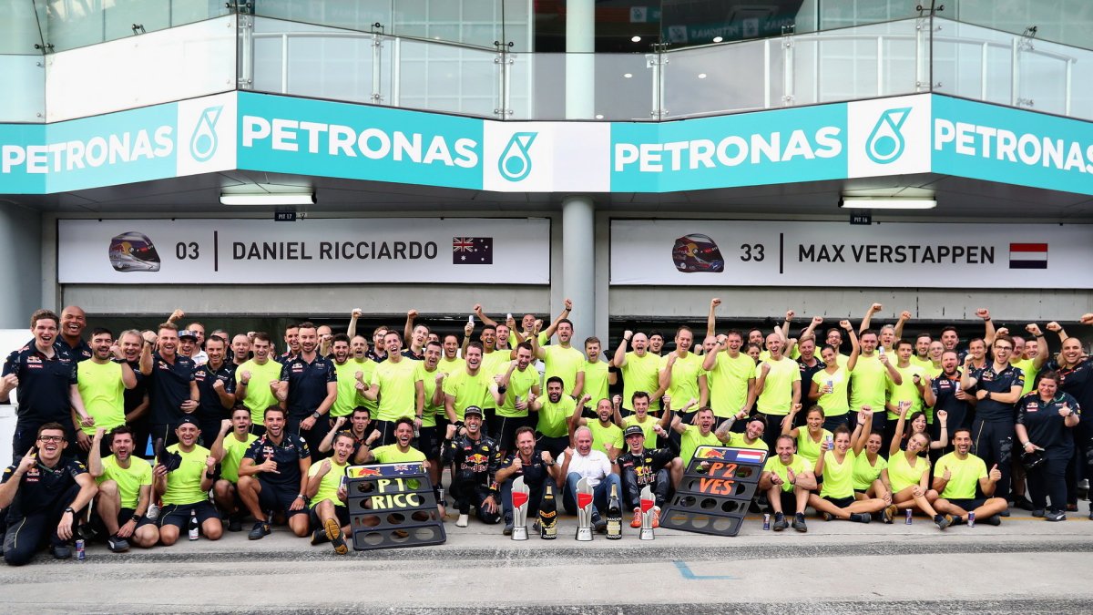 Oslavy týmu Red Bull z vítězství po závodě v Malajsii