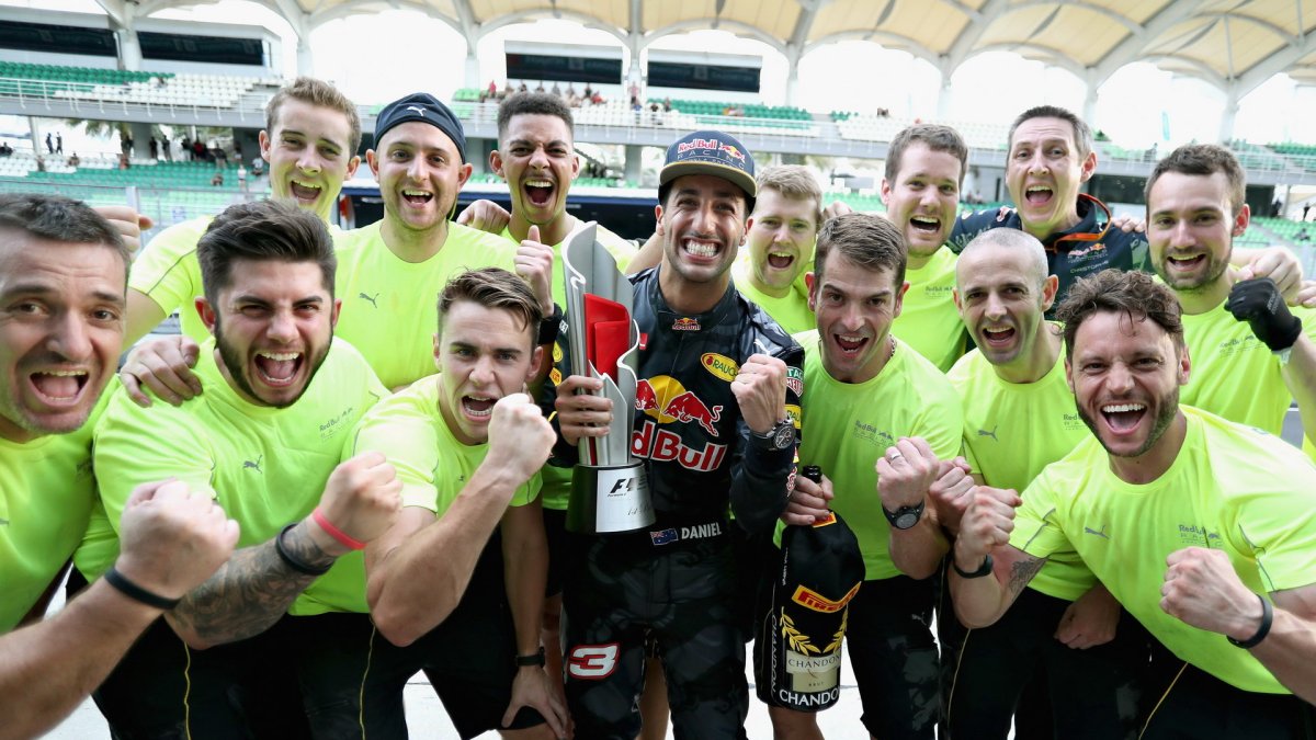 Daniel Ricciardo se raduje se svými mechaniky z vítězství po závodě v Malajsii