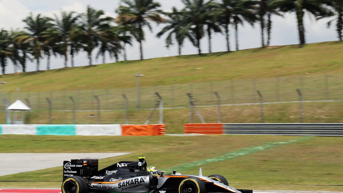 Sergio Pérez v kvalifikaci v Malajsii