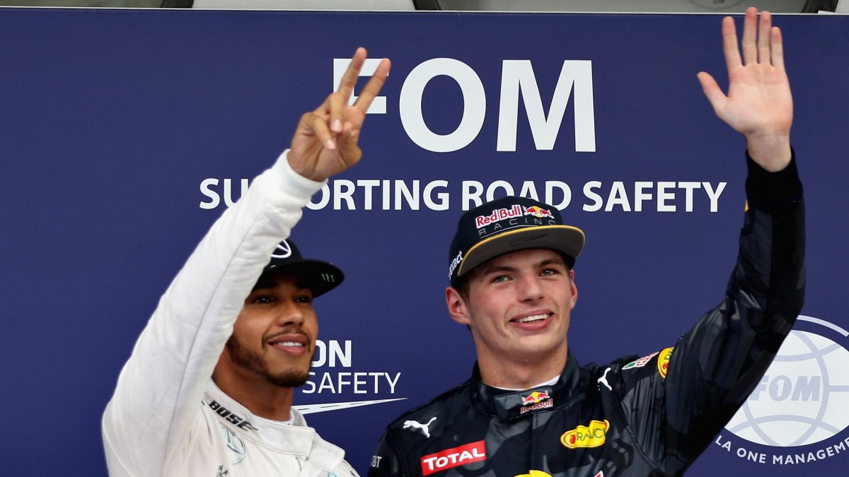Lewis Hamilton a Max Verstappen po kvalifikaci v Malajsii