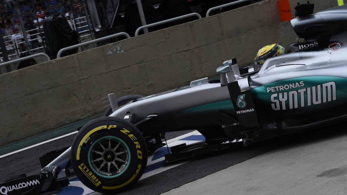 Lewis Hamilton v kvalifikaci v Brazílii