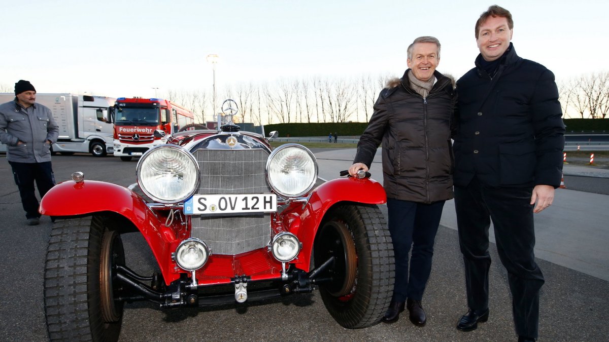 Šéfové Mercedesu s historickým vozem