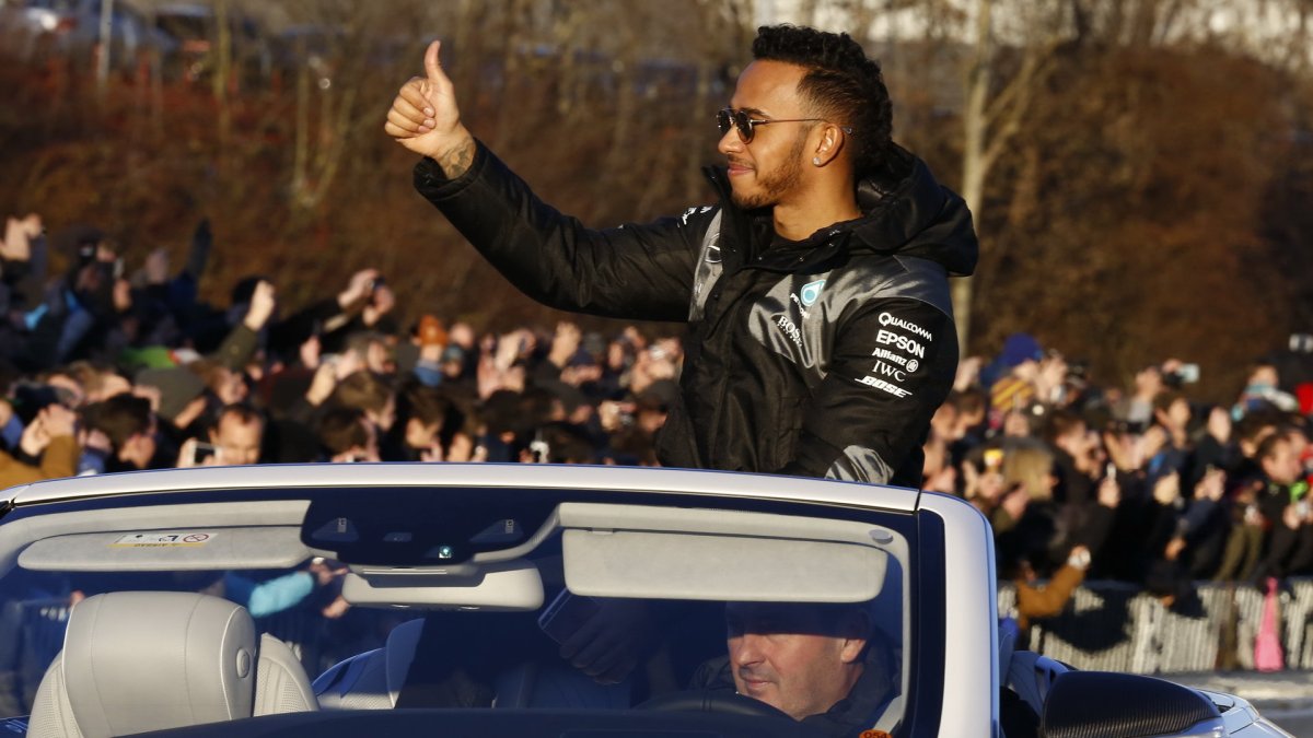 Lewis Hamilton zdraví zaměstnance Mercedesu