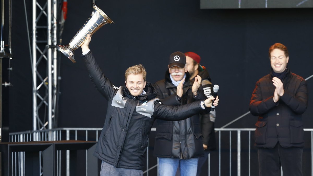 Nico Rosberg s pohárem a Dieterem Zetschem