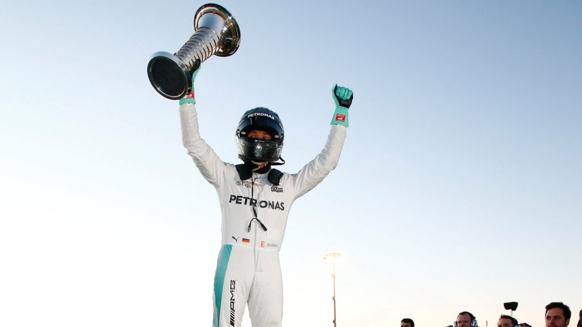 Nico Rosberg s pohárem zdraví fanoušky v německém Sindelfingenu