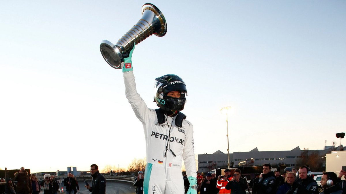 Nico Rosberg s pohárem zdraví fanoušky v německém Sindelfingenu