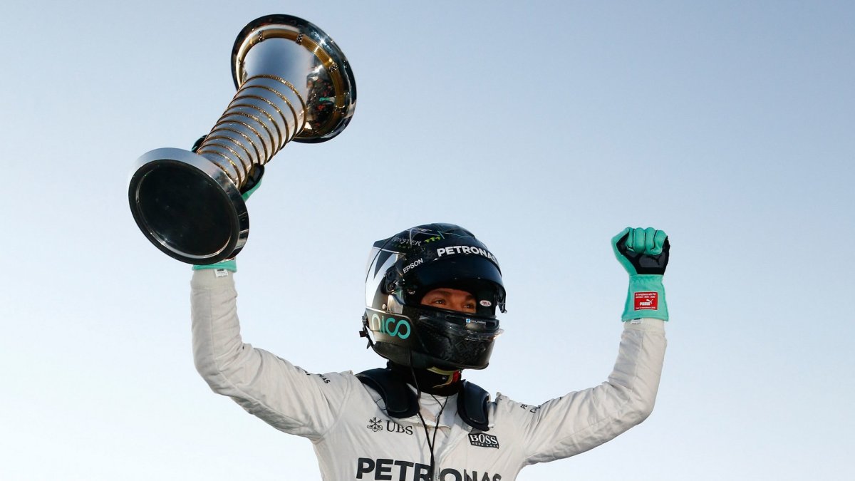 Nico Rosberg s pohárem zdraví fanoušky v německém Sindelfingenu