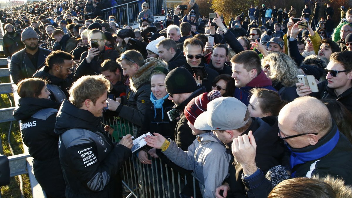 Nico Rosberg a Lewis Hamilton rozdávají autogramy