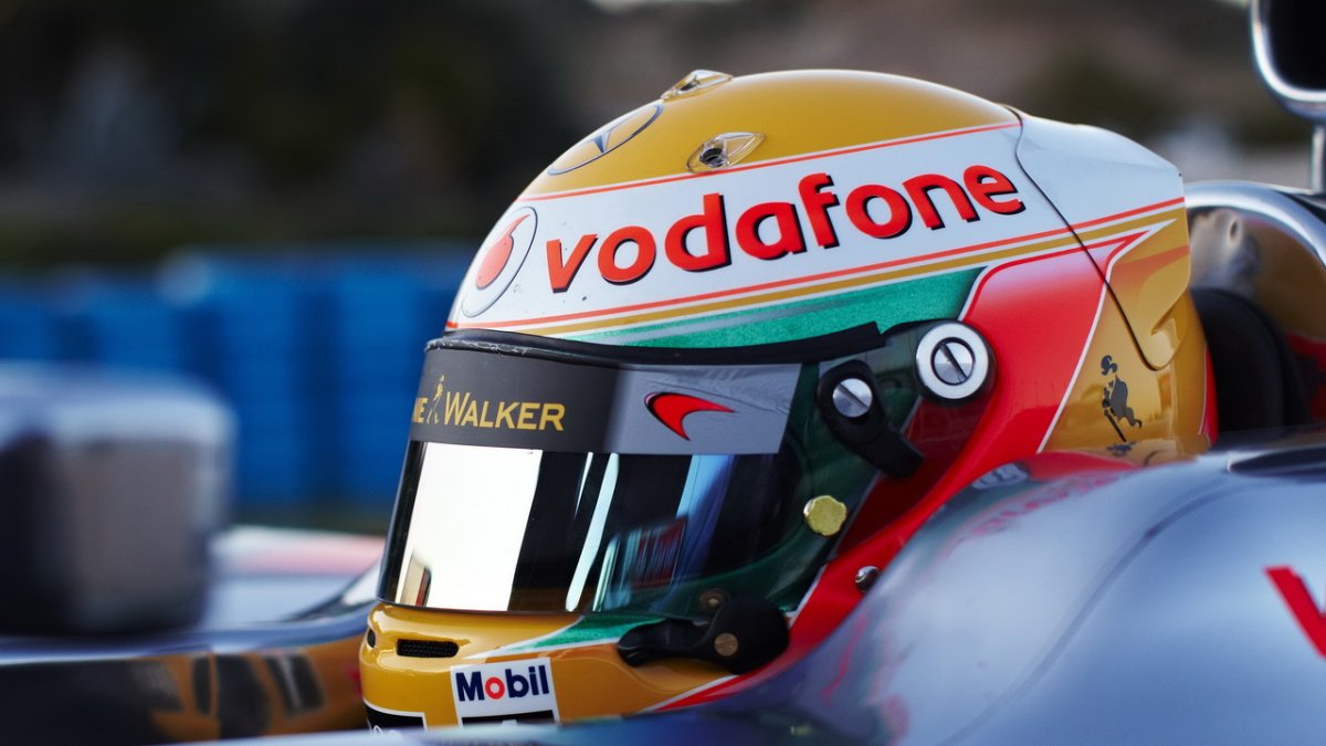 Přilba Lewise Hamiltona