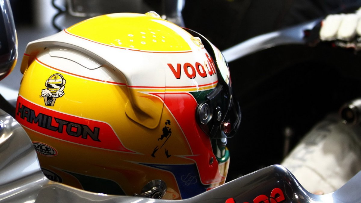 Přilba Lewise Hamiltona
