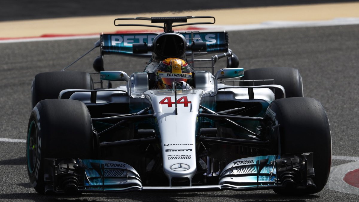 Lewis Hamilton při sezónních testech v Bahrajnu