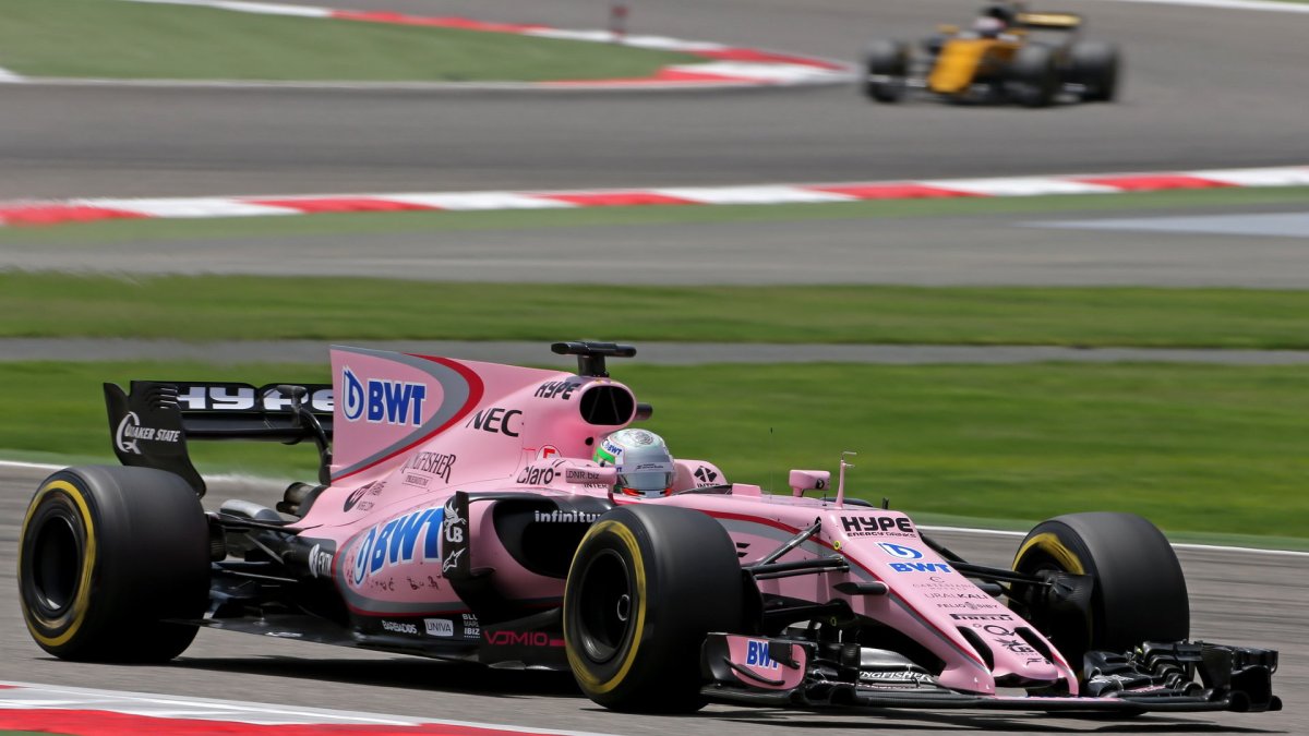 Alfonso Celis při sezónních testech v Bahrajnu