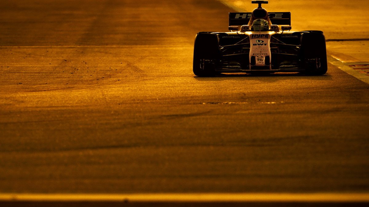 Alfonso Celis při sezónních testech v Bahrajnu