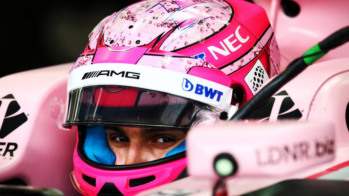 Esteban Ocon při sezónních testech v Bahrajnu