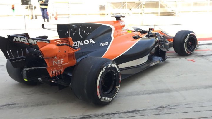 Oliver Turvey s McLarenem během 1. dne sezónních testů v Bahrajnu