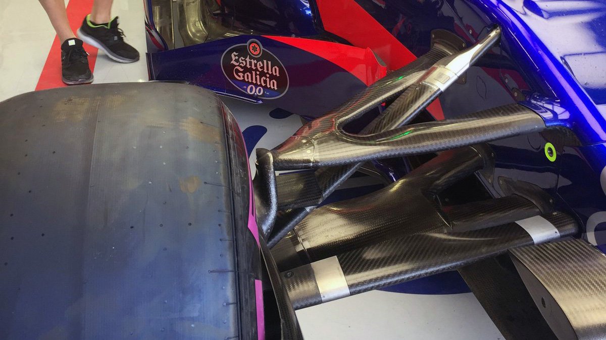 Přední zavěšení vozu Toro Rosso STR12 v Bahrajnu
