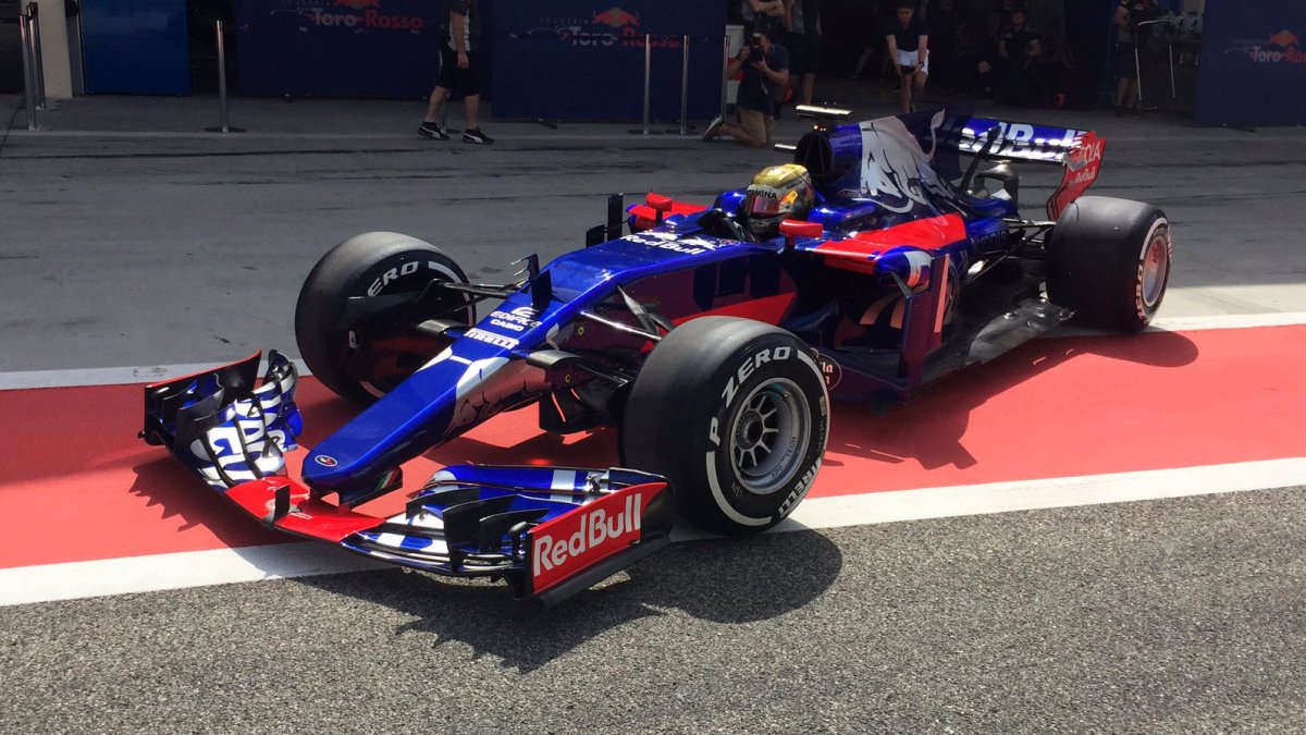 Sean Gelael při testování s Toro Rosso v Bahrajnu
