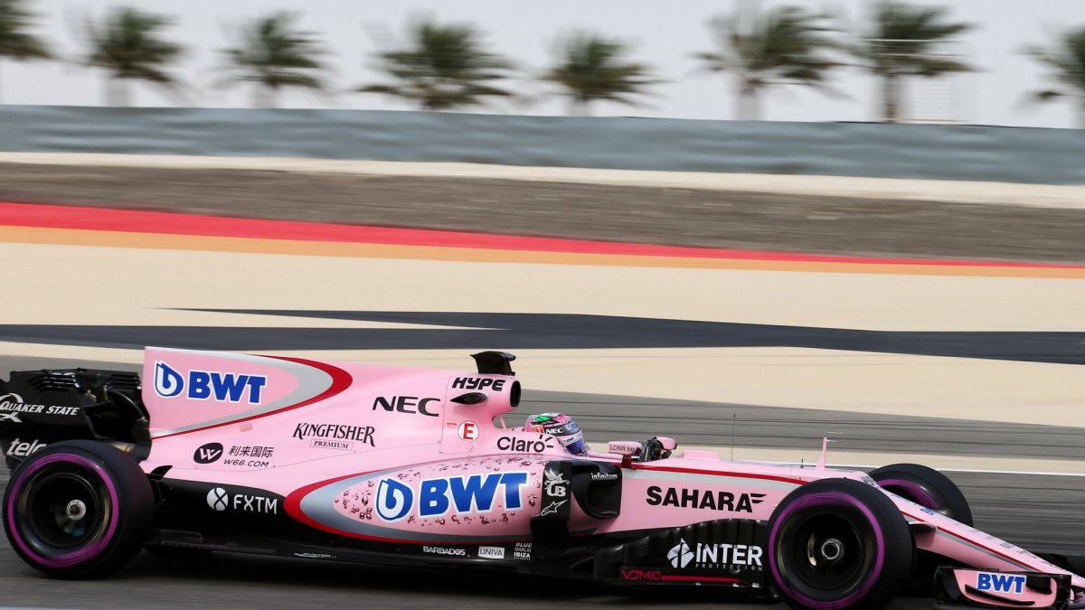 Sergio Pérez na ultra-měkkých pneumatikách při sezónních testech v Bahrajnu