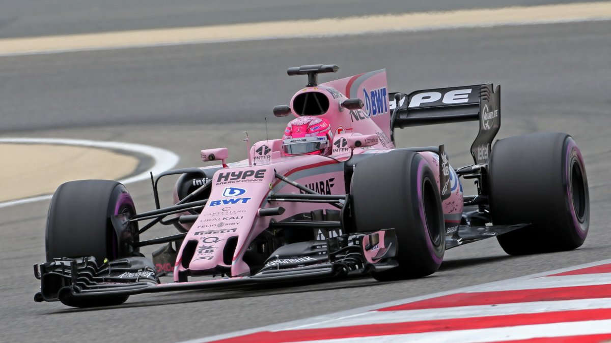Esteban Ocon na ultra-měkkých pneumatikách při sezónních testech v Bahrajnu