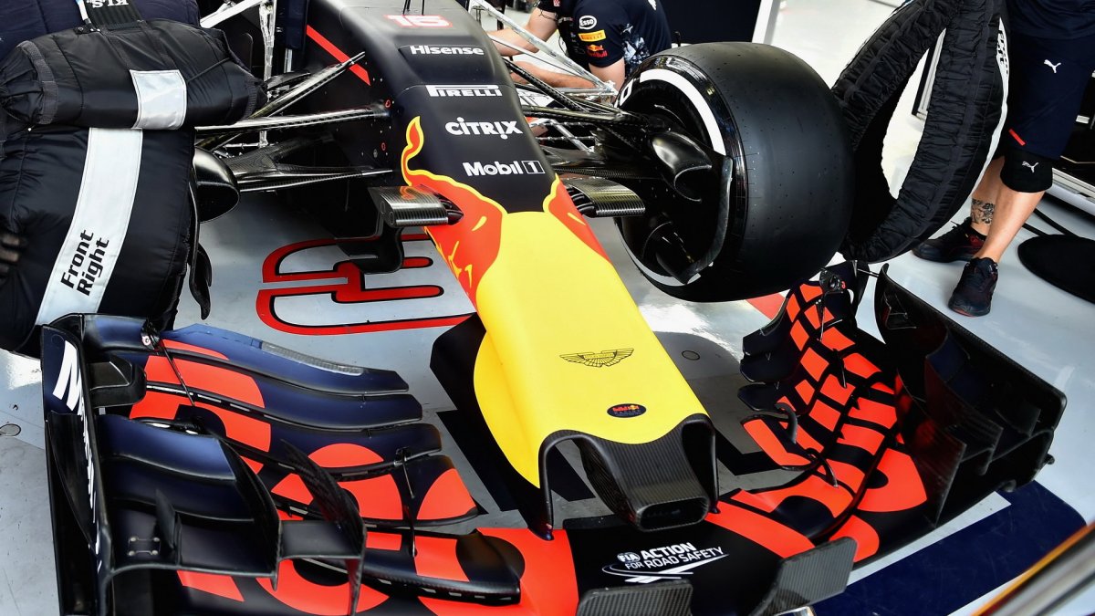 Přední křídlo vozu Red Bull RB13 - Renault při sezónních testech v Bahrajnu