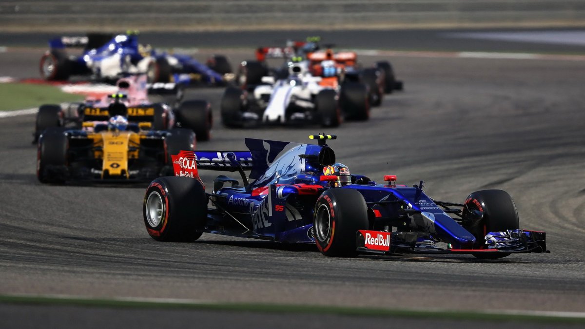 Carlos Sainz v závodě v Bahrajnu