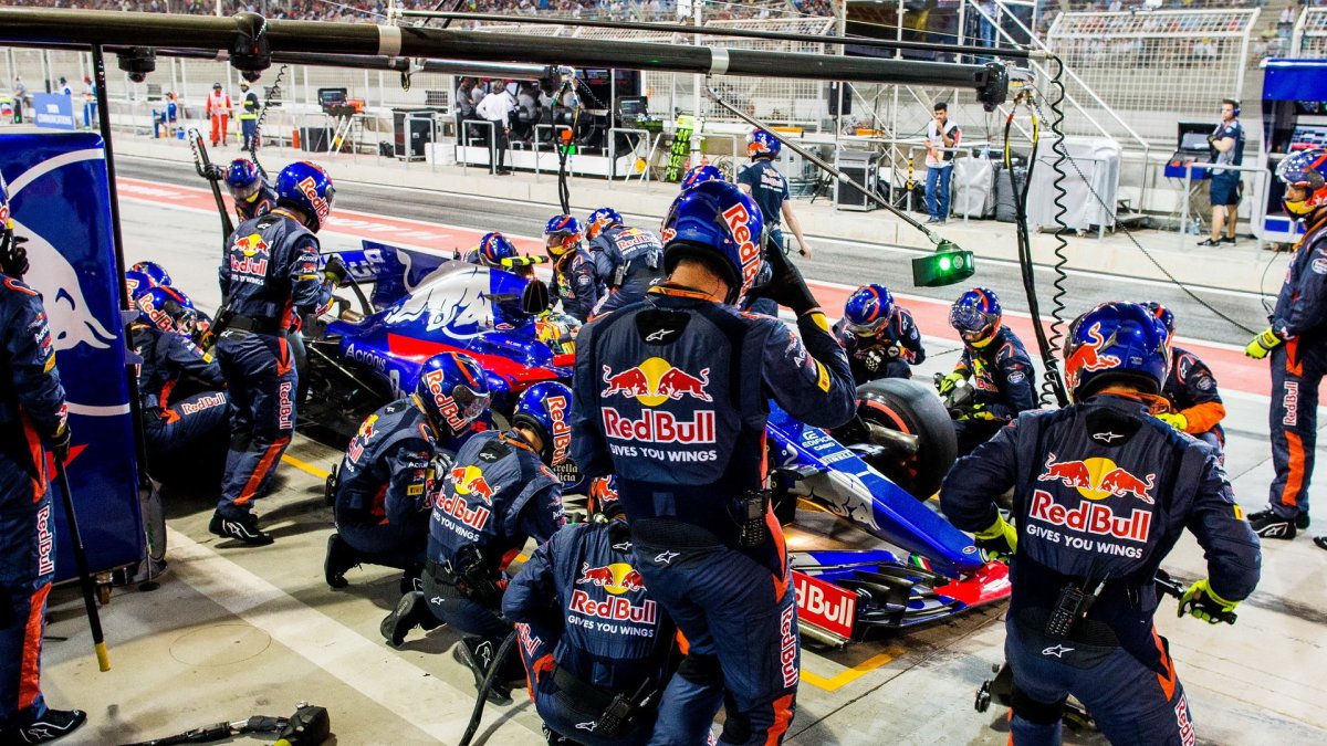 Carlos Sainz v závodě v Bahrajnu