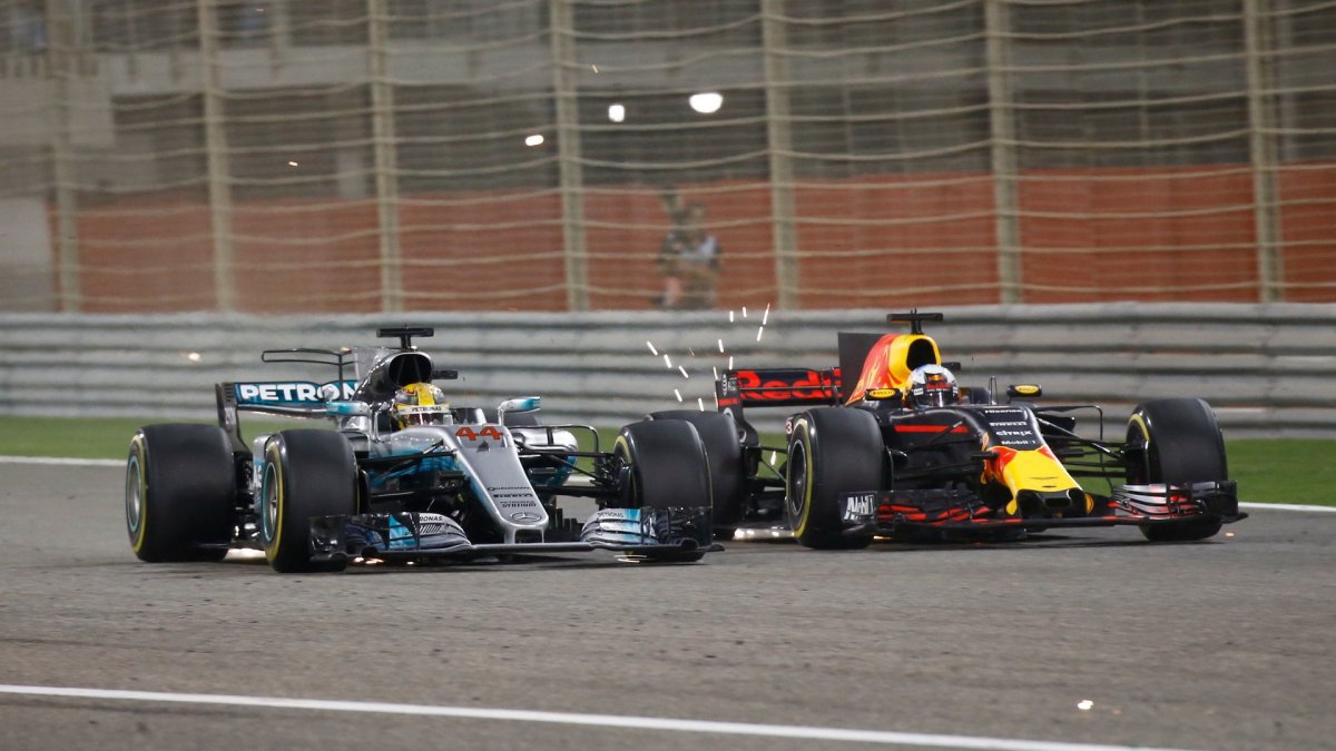 Lewis Hamilton předjíždí Daniela Ricciarda v závodě v Bahrajnu