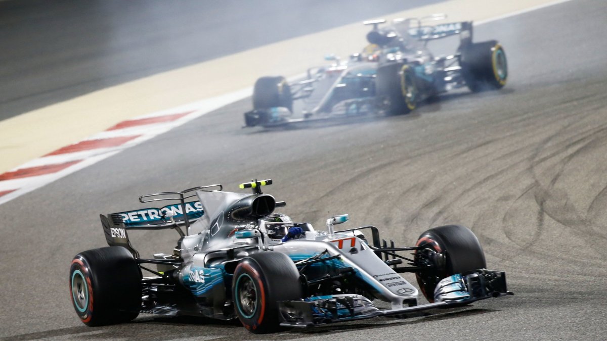 Valtteri Bottas a Lewis Hamilton v závodě v Bahrajnu