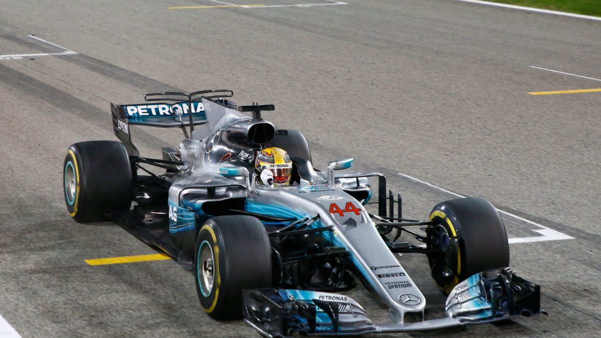 Lewis Hamilton v cíli závodu v Bahrajnu