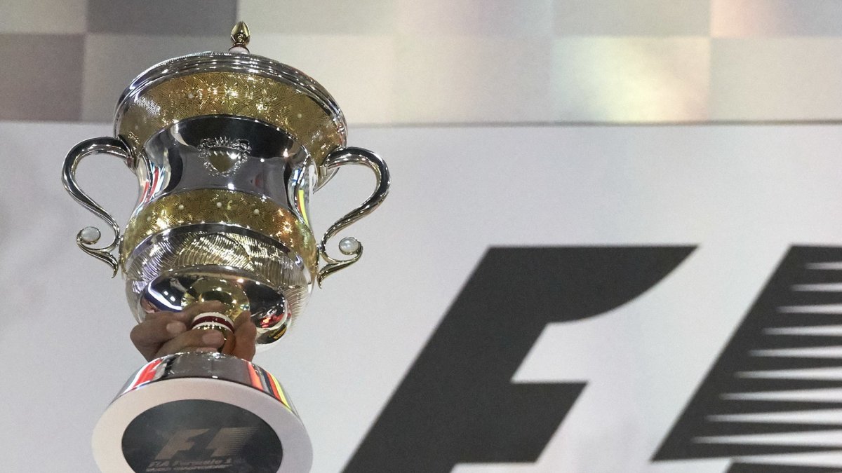 Trofej Lewise Hamiltona po závodě v Bahrajnu