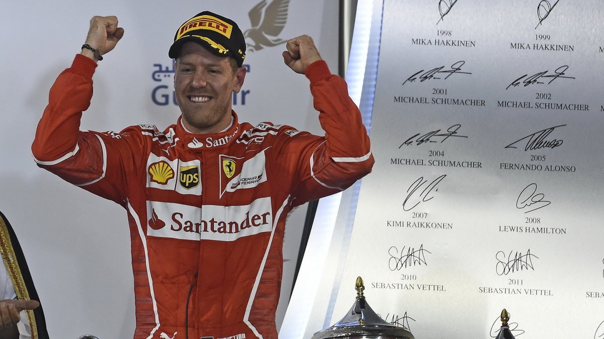 Sebastian Vettel se raduje z vítězství v závodě v Bahrajnu