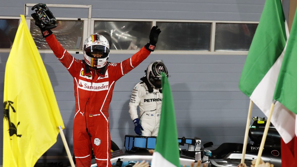Sebastian Vettel se raduje z vítězství v závodě v Bahrajnu