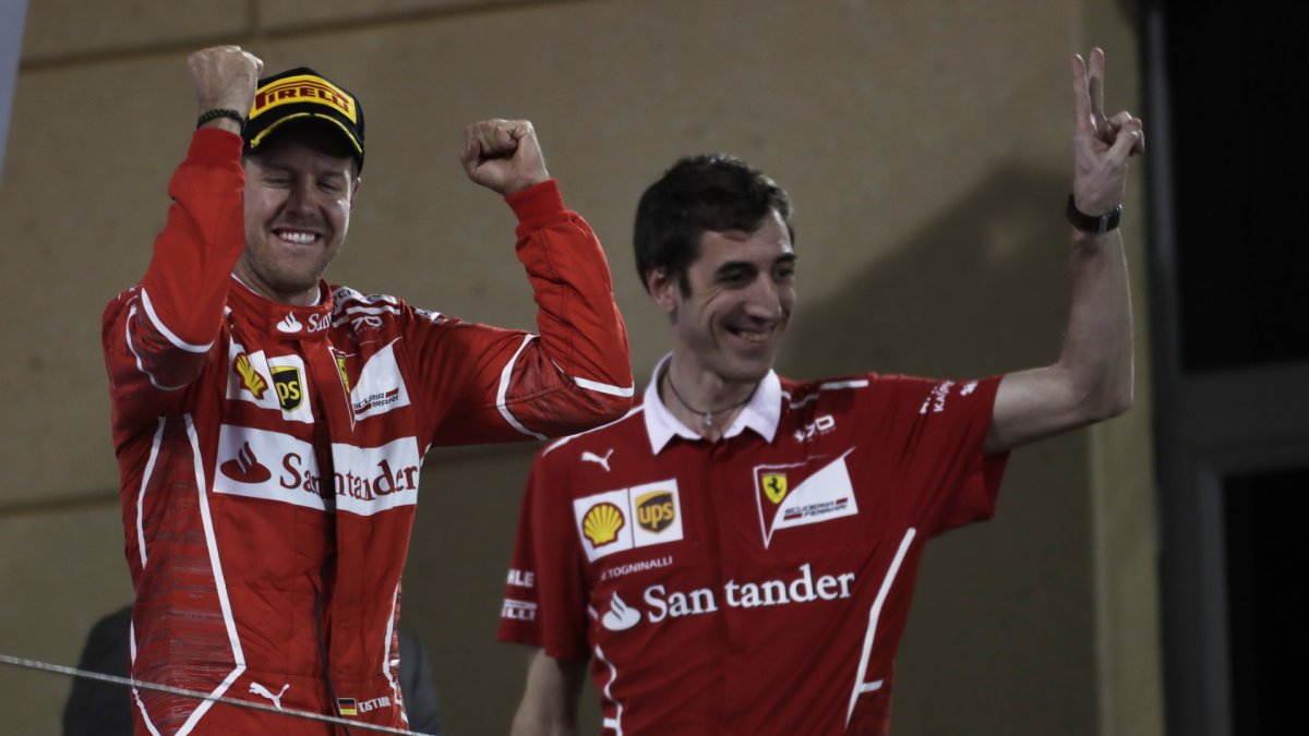 Sebastian Vettel se raduje z vítězství po závodě v Bahrajnu