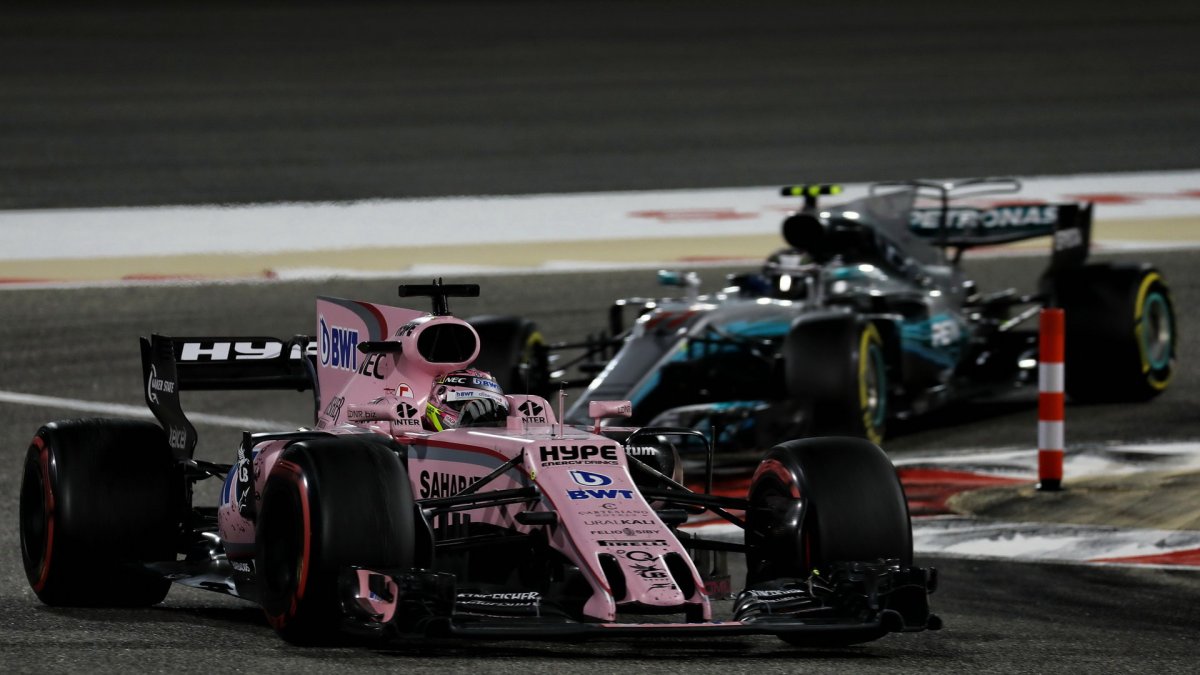 Sergio Pérez a Valtteri Bottas v závodě v Bahrajnu