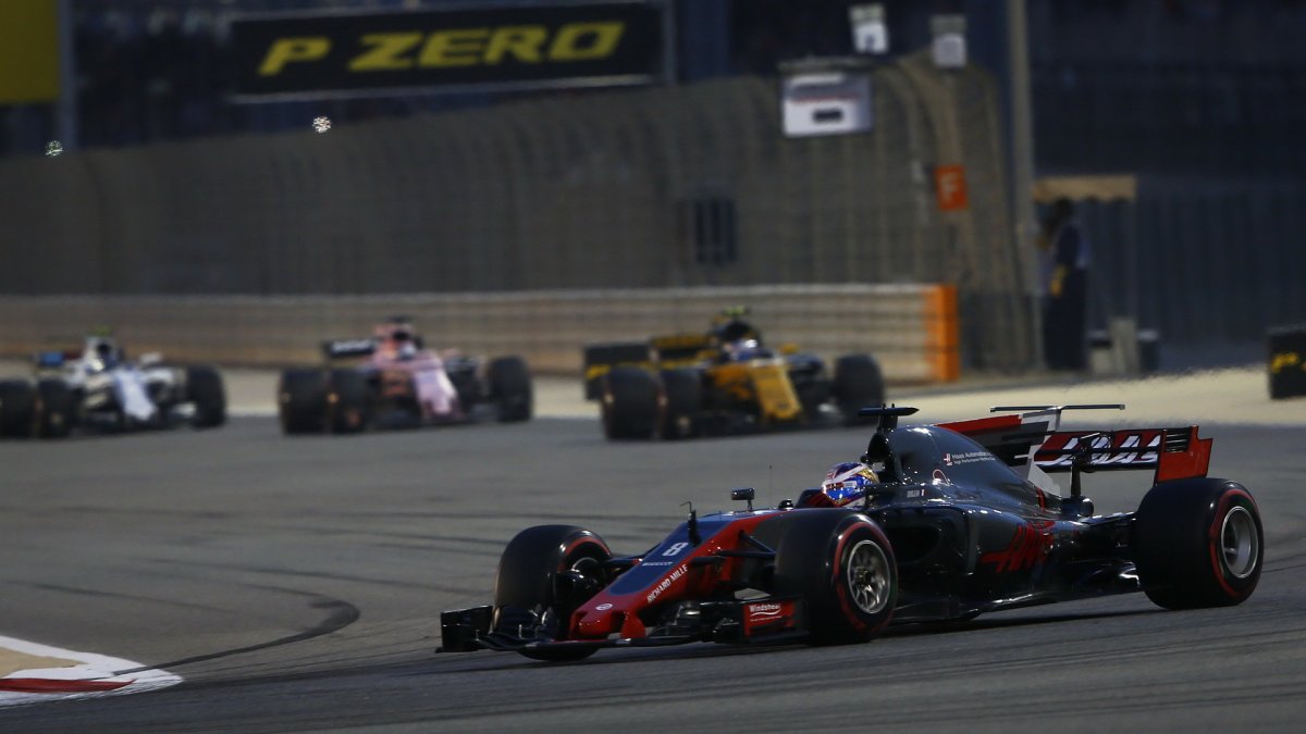Romain Grosjean v závodě v Bahrajnu