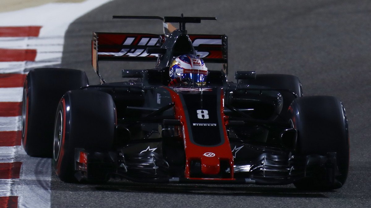 Romain Grosjean v závodě v Bahrajnu