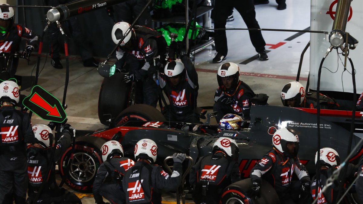 Romain Grosjean v závodě v Bahrajnu