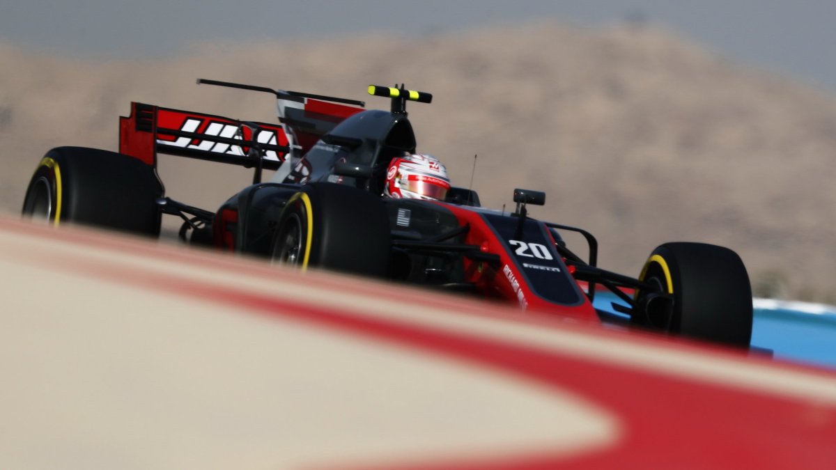 Kevin Magnussen při tréninku v Bahrajnu