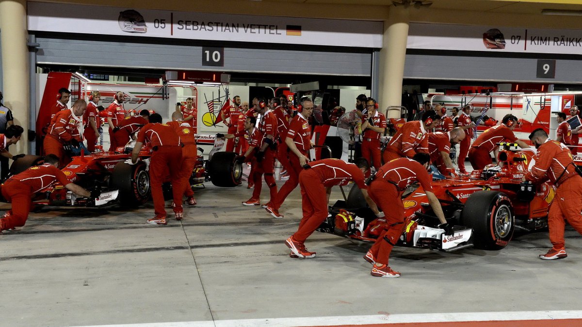 Sebastian Vettel a Kimi Räikkönen v kvalifikaci v Bahrajnu