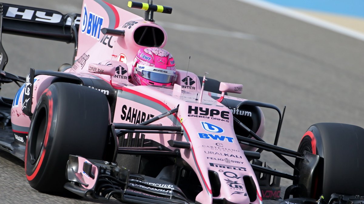 Esteban Ocon při tréninku v Bahrajnu