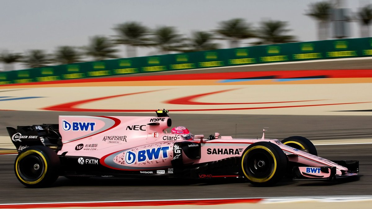 Esteban Ocon při tréninku v Bahrajnu