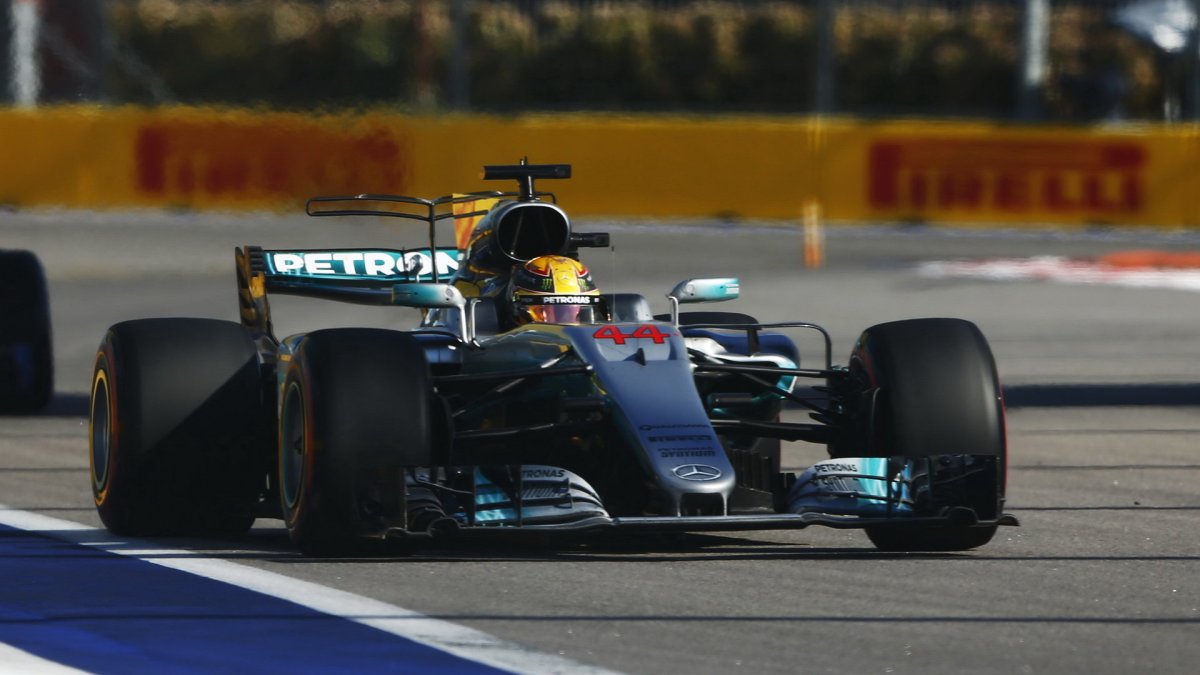 Lewis Hamilton v závodě v Soči