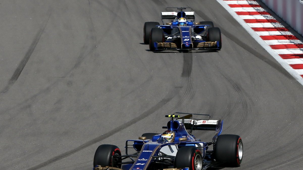 Pacal Wehrlein a Marcus Ericsson v závodě v Soči